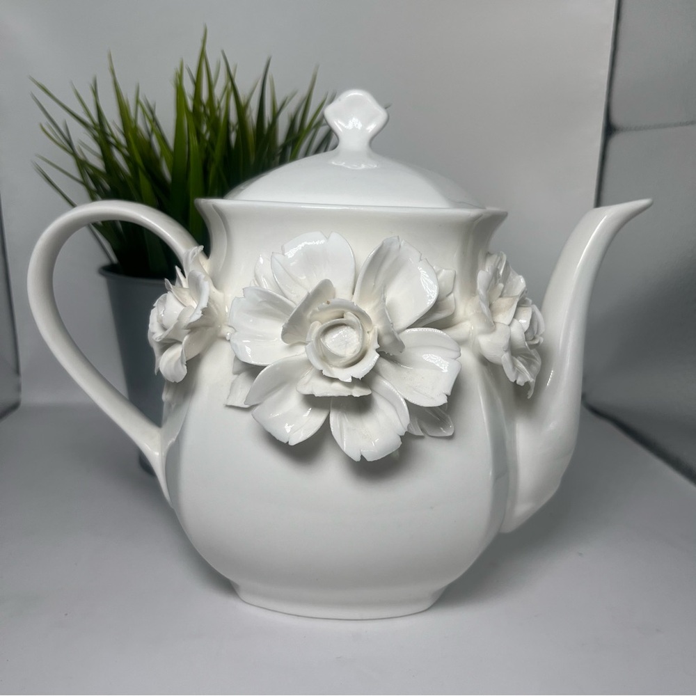 I. Godinger & Co. Elegant White Floral Teapot Coffee Serving‎